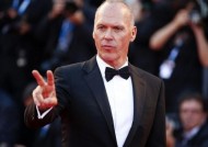 迈克尔·基顿(Michael Keaton)对《蝙蝠女》(Batgirl)被取消表示无所谓，他对片酬表示感谢，并称赞了导演