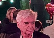 菲利普·斯科菲尔德(Phillip Schofield)在电视回归前几小时啜饮香槟并与粉丝合影