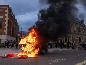 英国骚乱:在又一个骚乱之夜之后，英国处于混乱的边缘，监狱人满为患